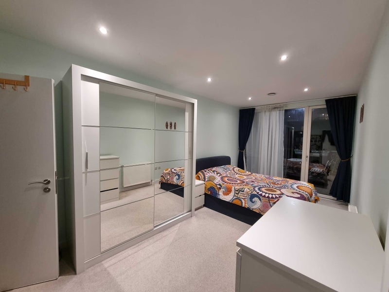 Room Nicholson Square in Greater London