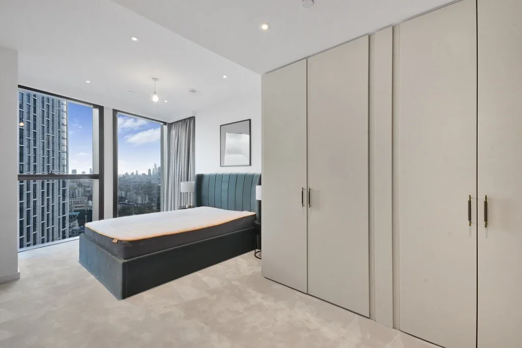 Flat Carnation Way in Greater London