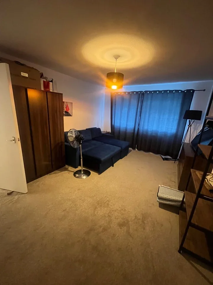 Flat Coombe Road in Greater London