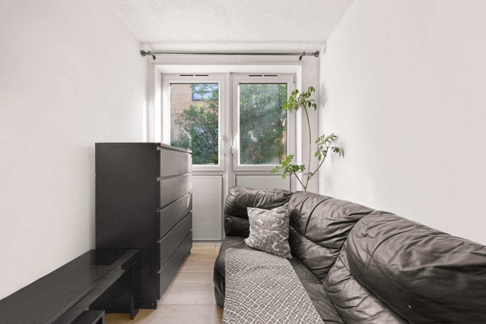 Flat Badsworth Road in Greater London