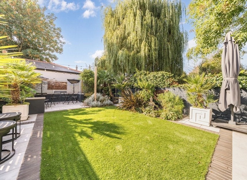 Flat Hamilton Road in Greater London