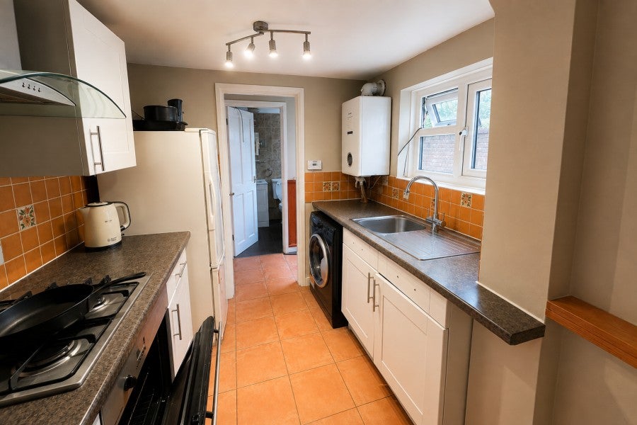 Flat Martyr Road in Guildford