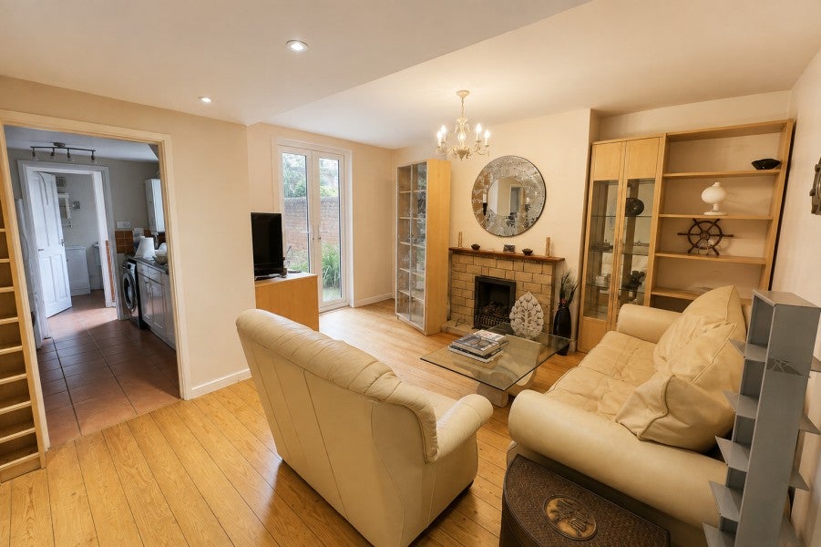Flat Martyr Road in Guildford