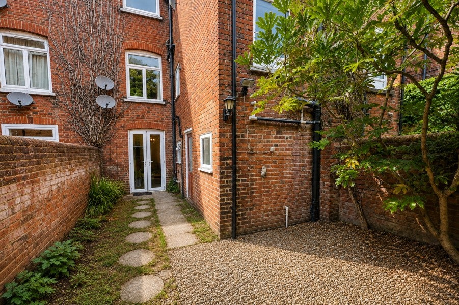 Flat Martyr Road in Guildford