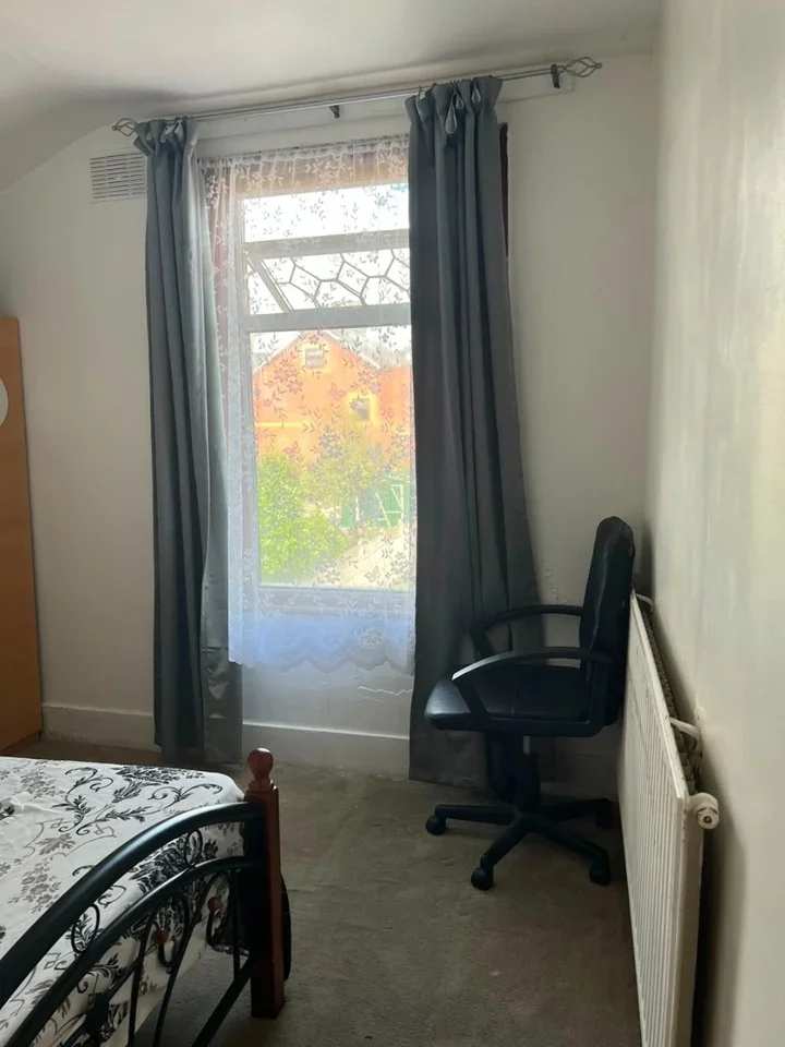 Room Byron Avenue in Greater London