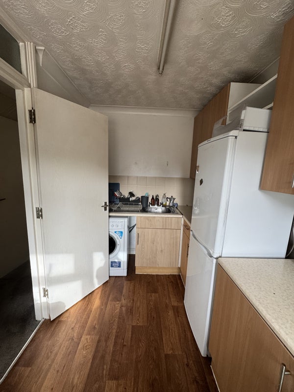 Flat Hull Close in Greater London