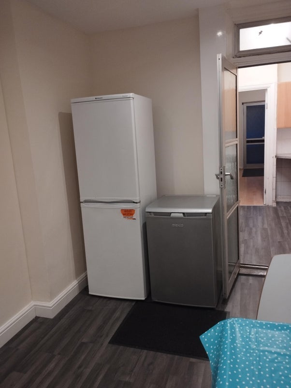 Room Greenock Road in Greater London
