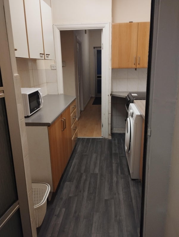 Room Greenock Road in Greater London