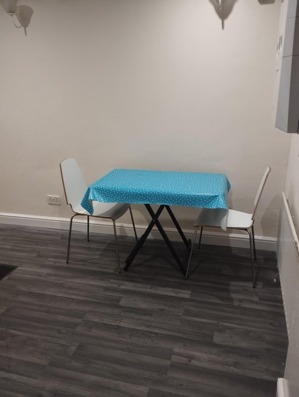 Room Greenock Road in Greater London