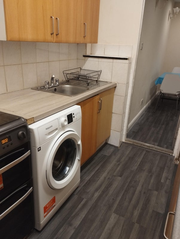 Room Greenock Road in Greater London