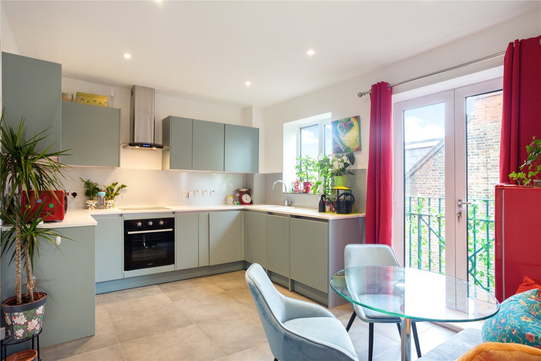 Flat Silver Crescent in Greater London