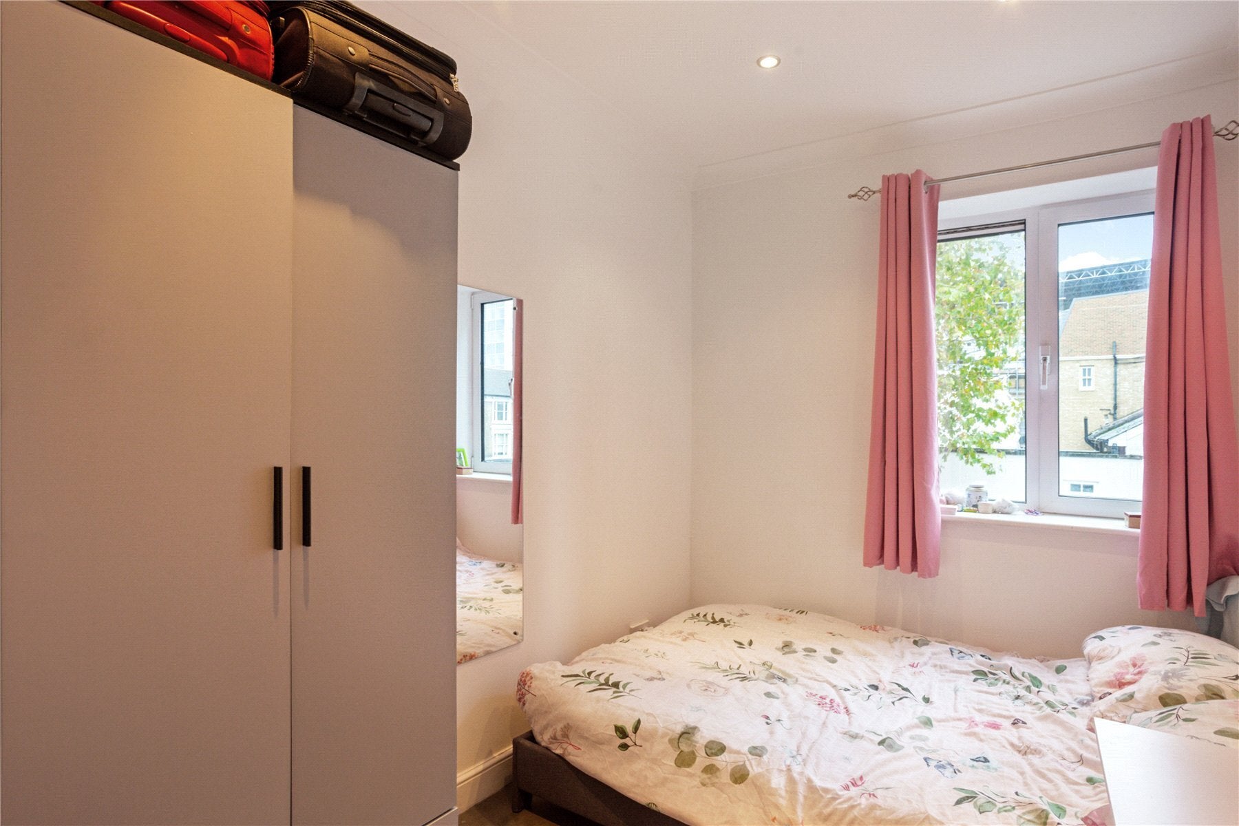Flat Silver Crescent in Greater London
