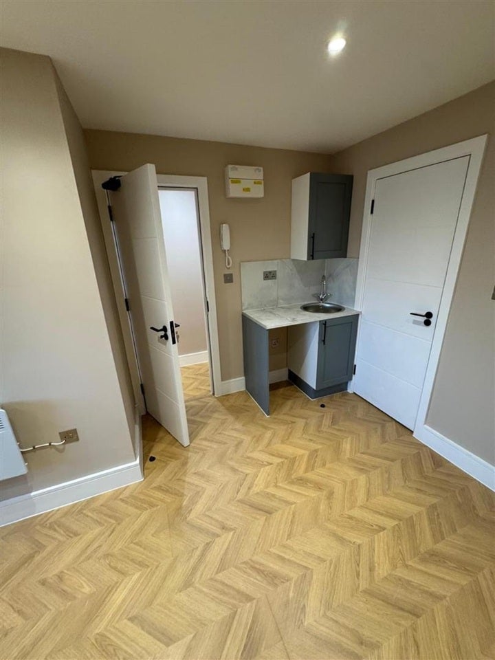 Room Byron Close in Elmbridge