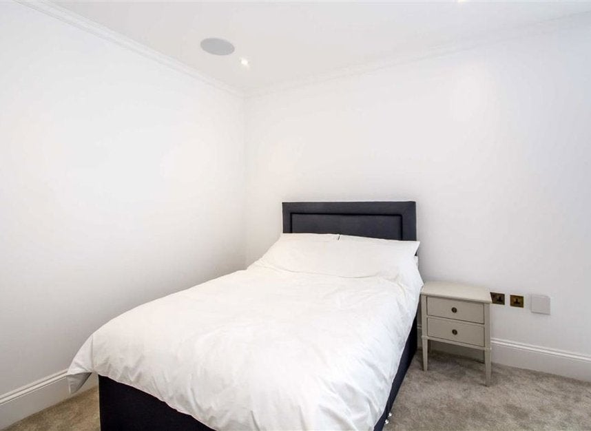 Flat Bull Inn Court in City of Westminster