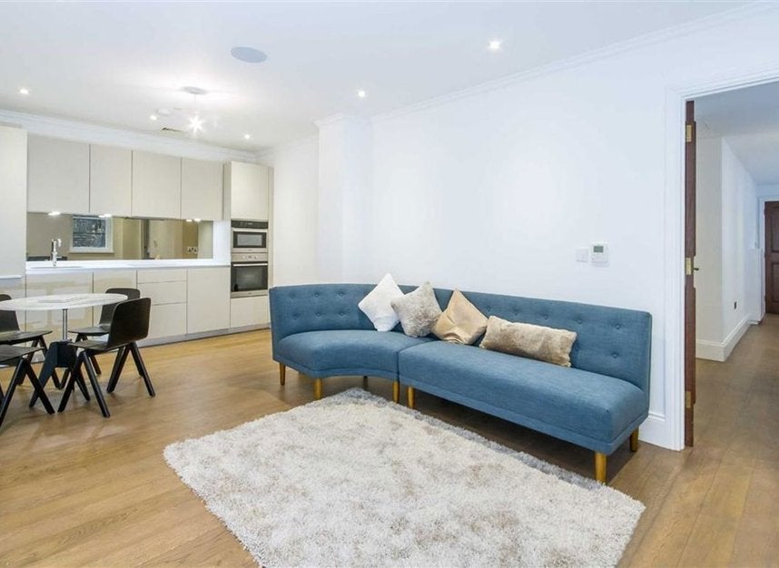 Flat Bull Inn Court in City of Westminster