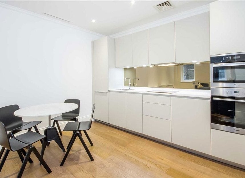 Flat Bull Inn Court in City of Westminster