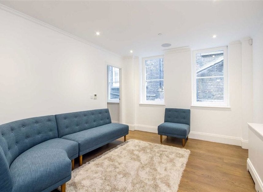 Flat Bull Inn Court in City of Westminster