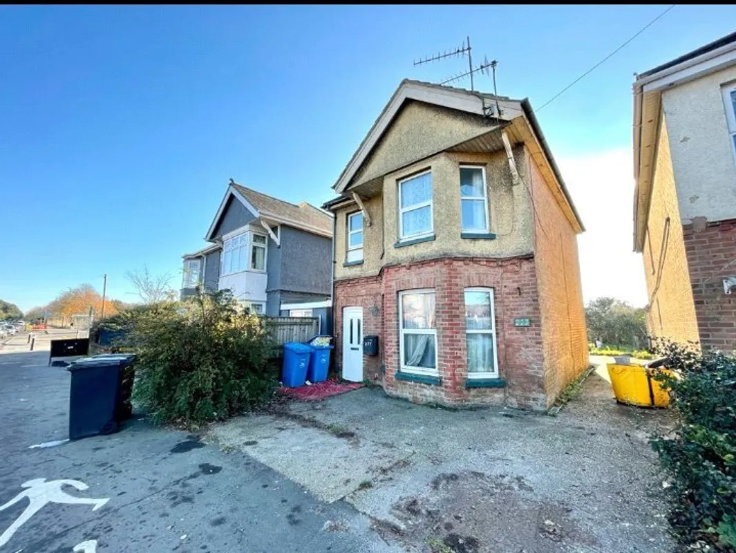 Flat Wallisdown Road in Bournemouth