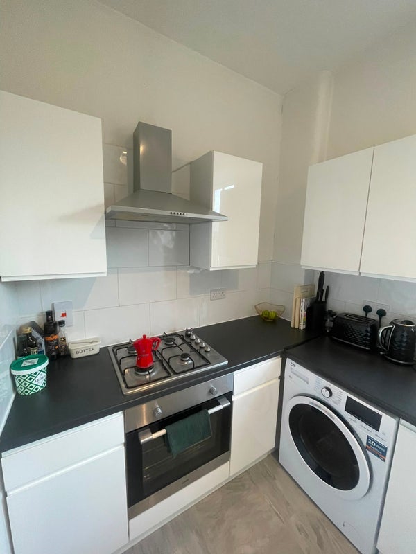 Room Elmhurst Street in Greater London