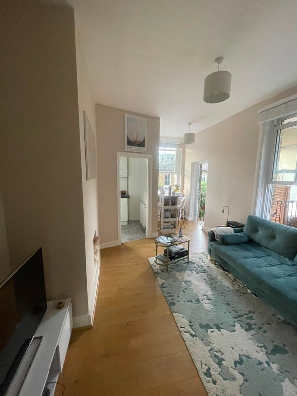 Room Elmhurst Street in Greater London