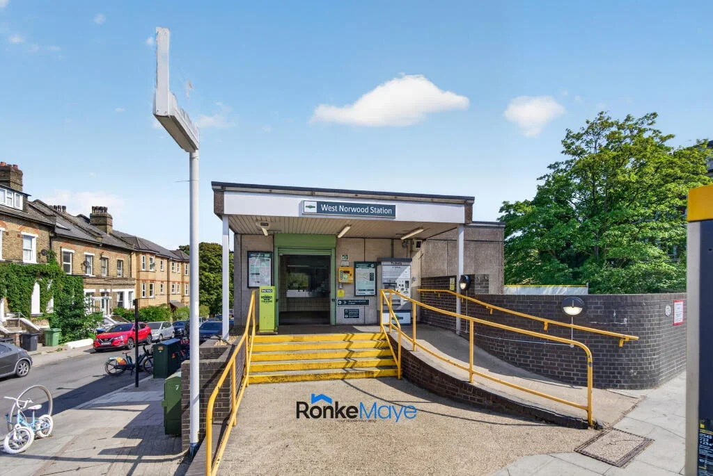 Flat Hainthorpe Road in Greater London