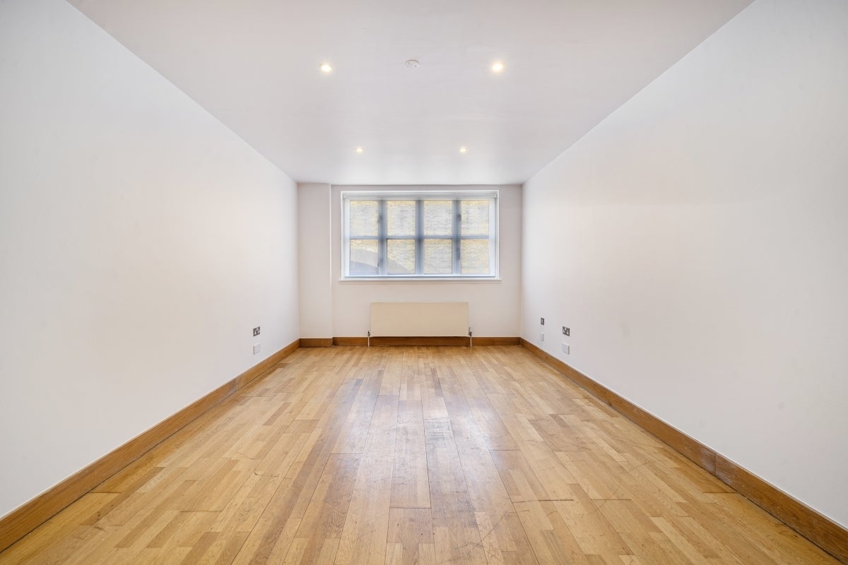 Flat Wapping Lane in Greater London