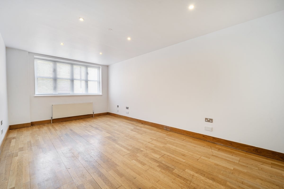 Flat Wapping Lane in Greater London
