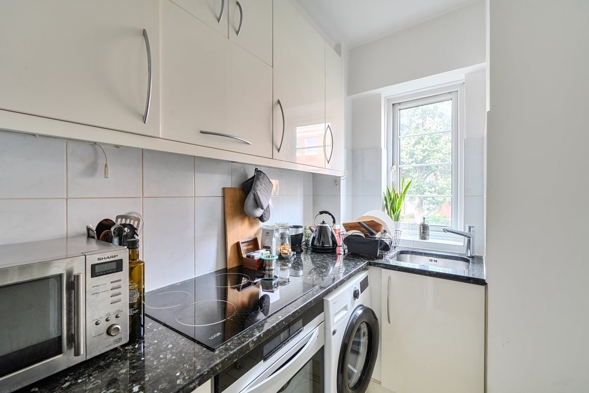 Flat West End Lane in Greater London