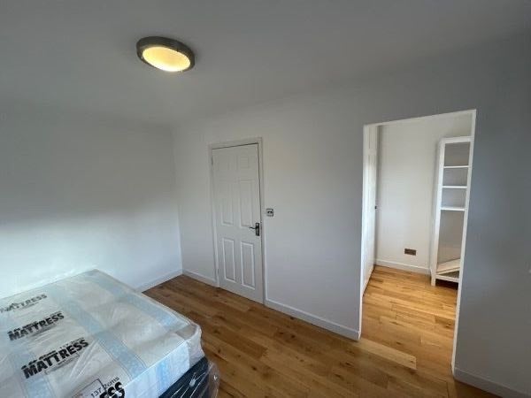 Room Mills Grove in Greater London