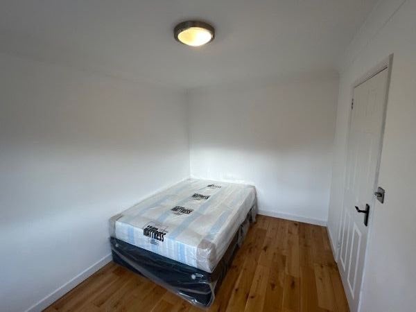 Room Mills Grove in Greater London