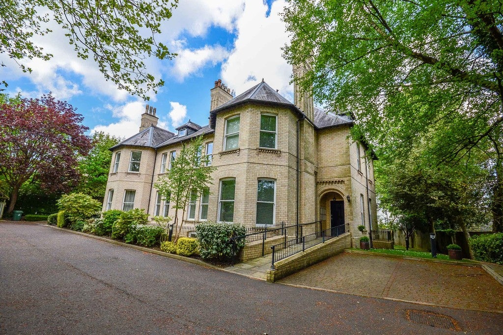 Flat Cavendish Road in Trafford