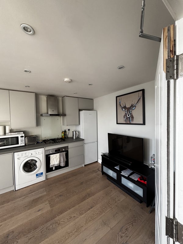 Room Latimer Road in Greater London