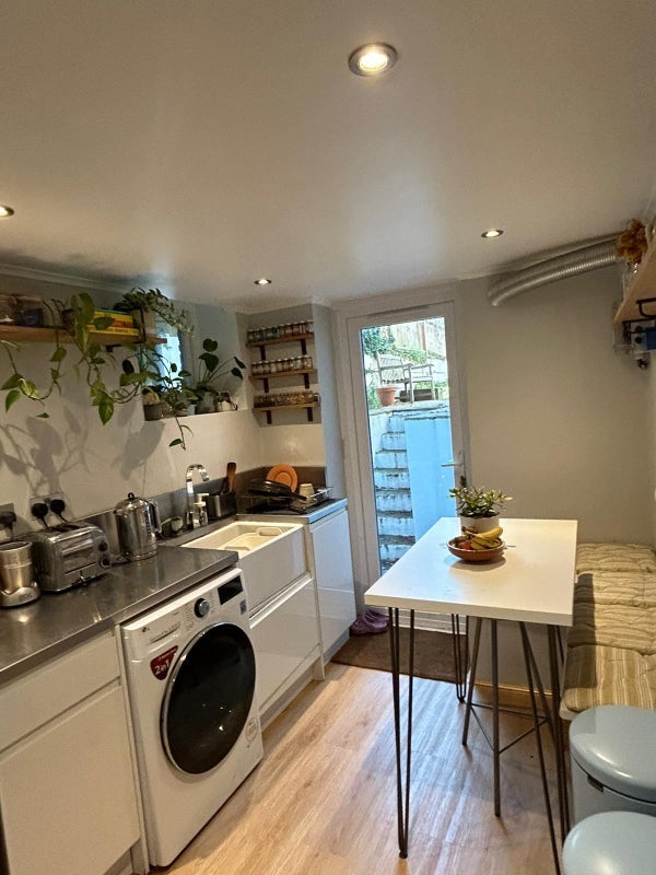 Flat Erlanger Road in Greater London