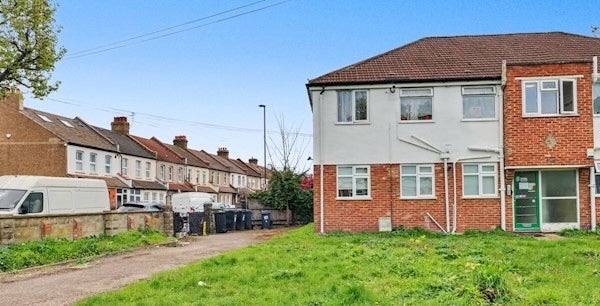 Flat Colliers Water Lane in Greater London