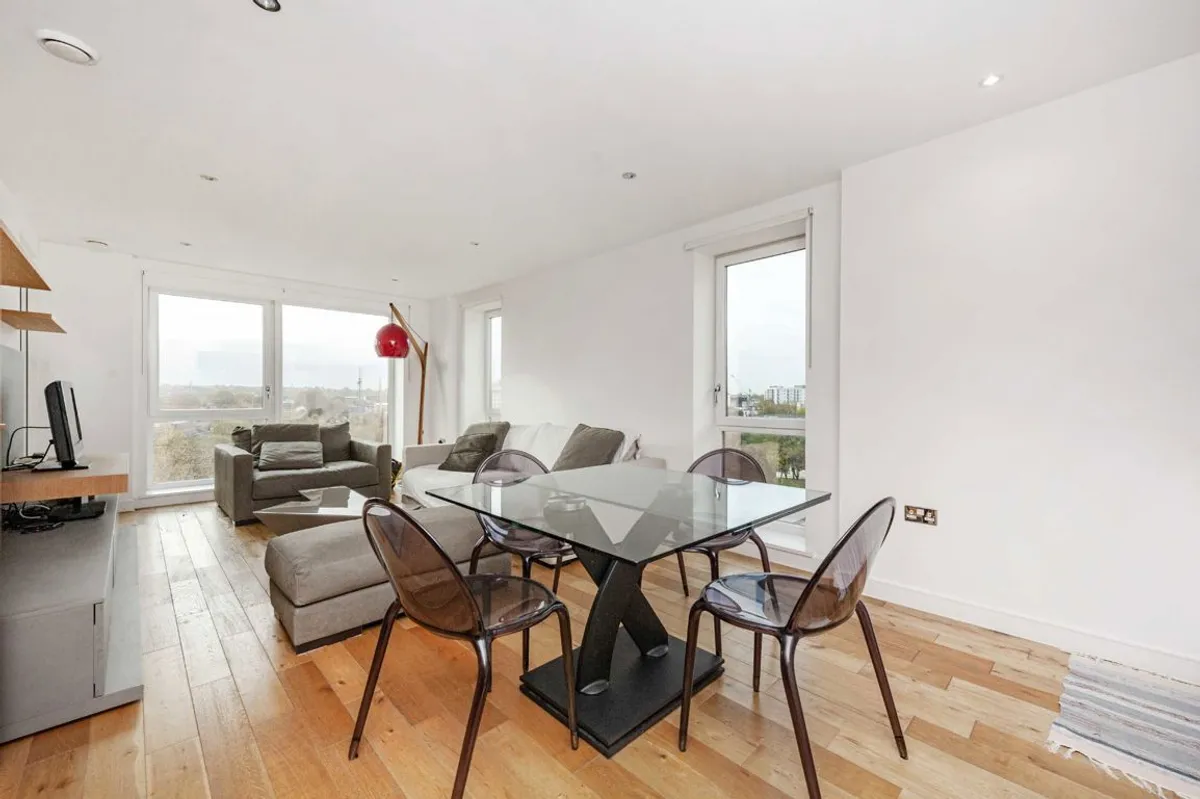 Flat Eltringham Street in Greater London