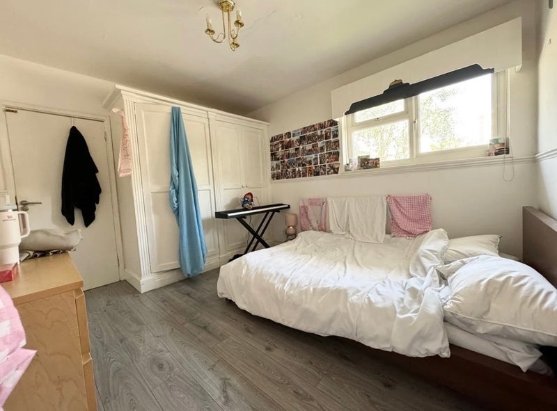 Room Evelyn Walk in Greater London