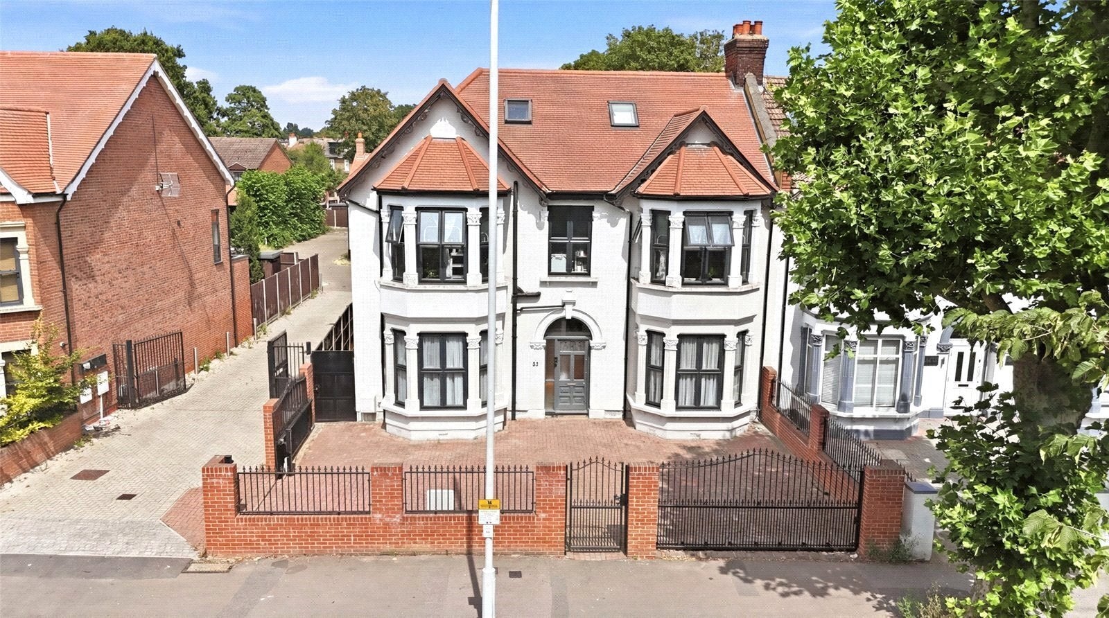 Flat Aldersbrook Road in Greater London