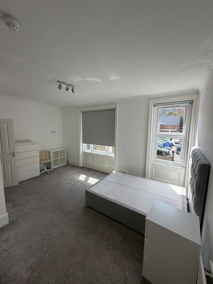 Room Stanley Road in Watford