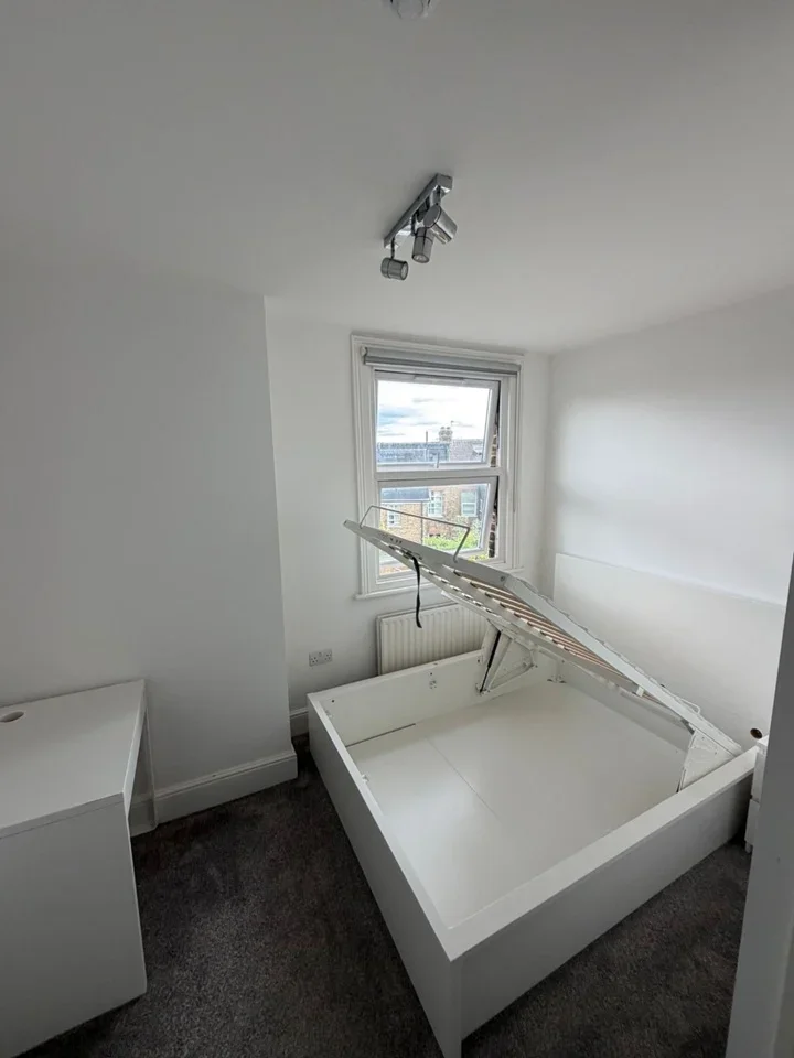 Room Stanley Road in Watford