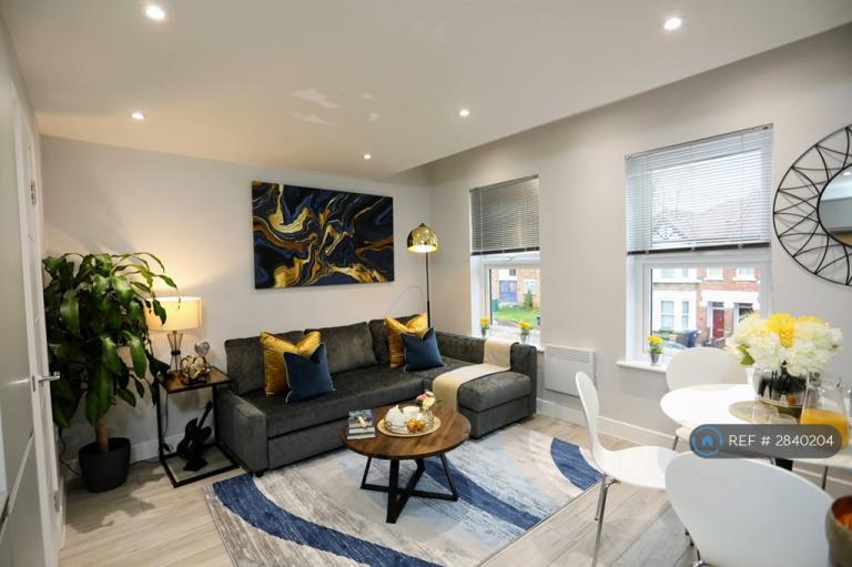 Flat Stanhope Road in Greater London