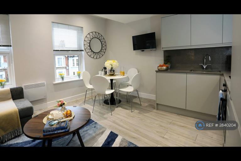 Flat Stanhope Road in Greater London