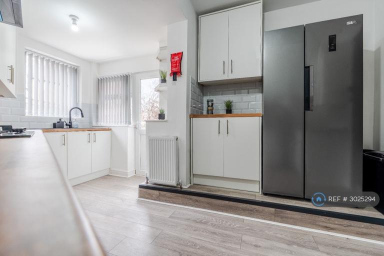 Room Briardale Road in Oxton Village