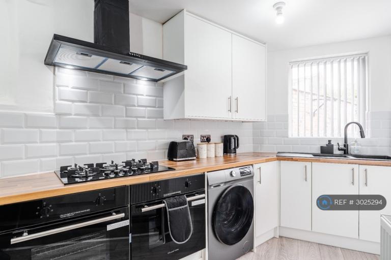 Room Briardale Road in Oxton Village