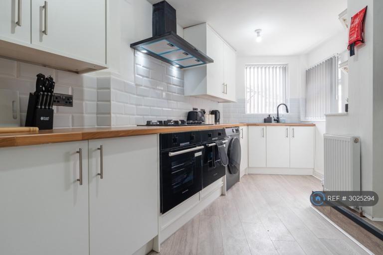 Room Briardale Road in Oxton Village
