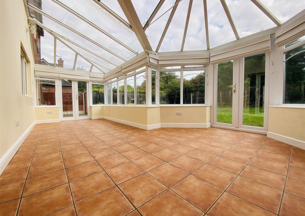 Flat Long Croft in Albrighton