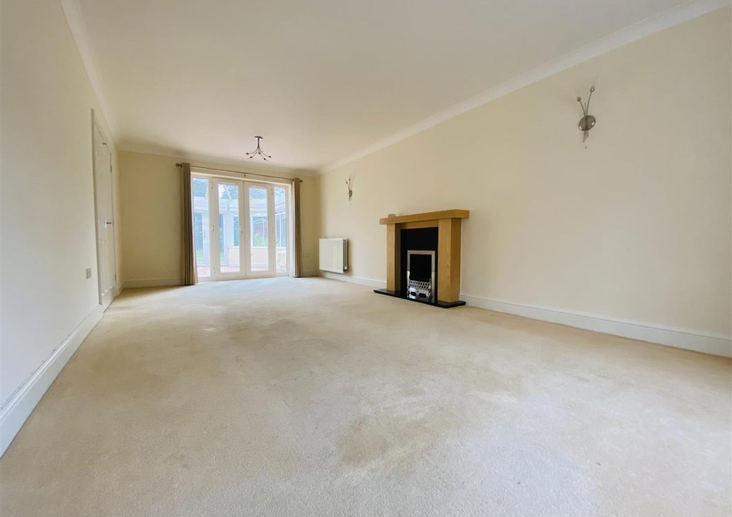 Flat Long Croft in Albrighton