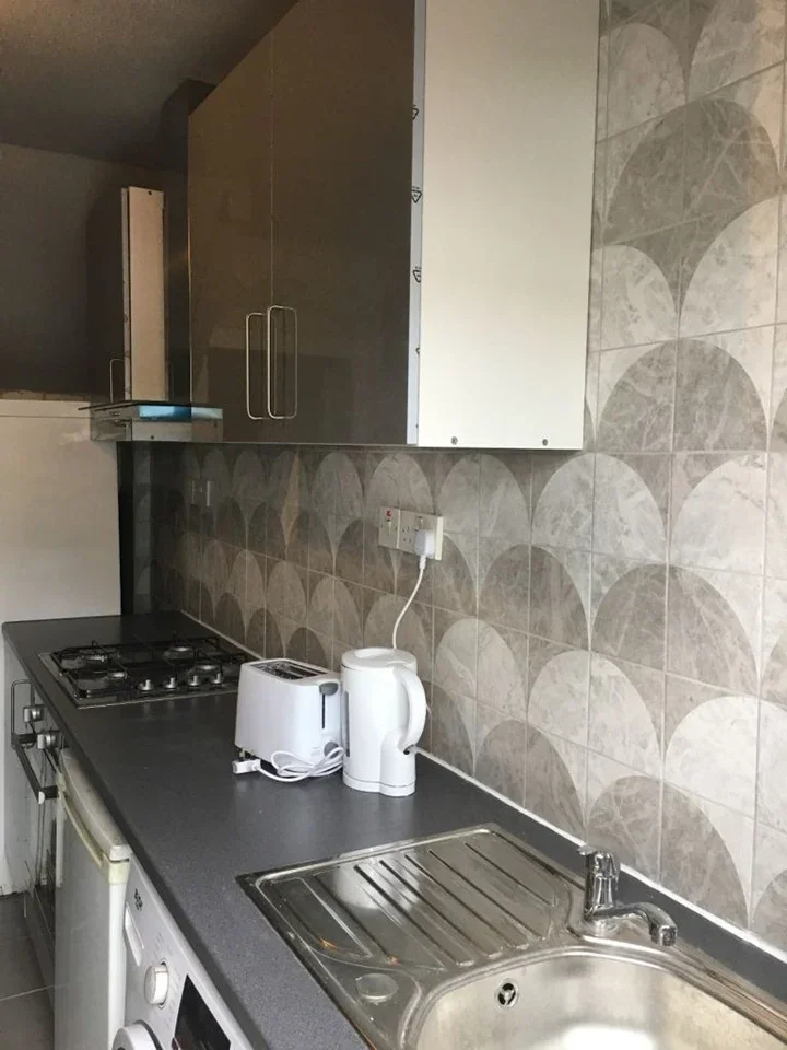Room Widdin Street in Greater London