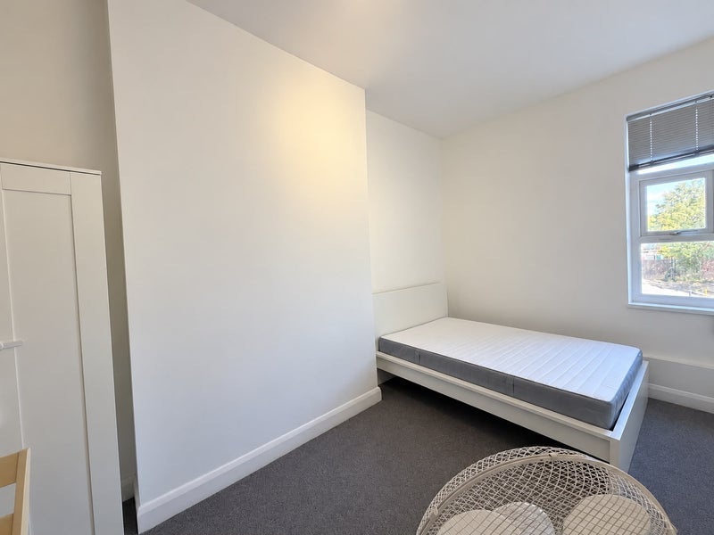 Flat Streatham High Road in Greater London