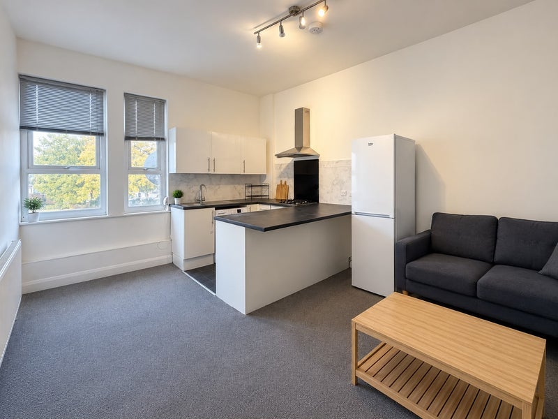 Flat Streatham High Road in Greater London