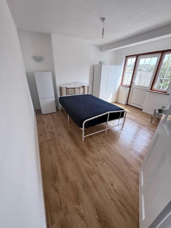 Room Brockenhurst Way in Greater London
